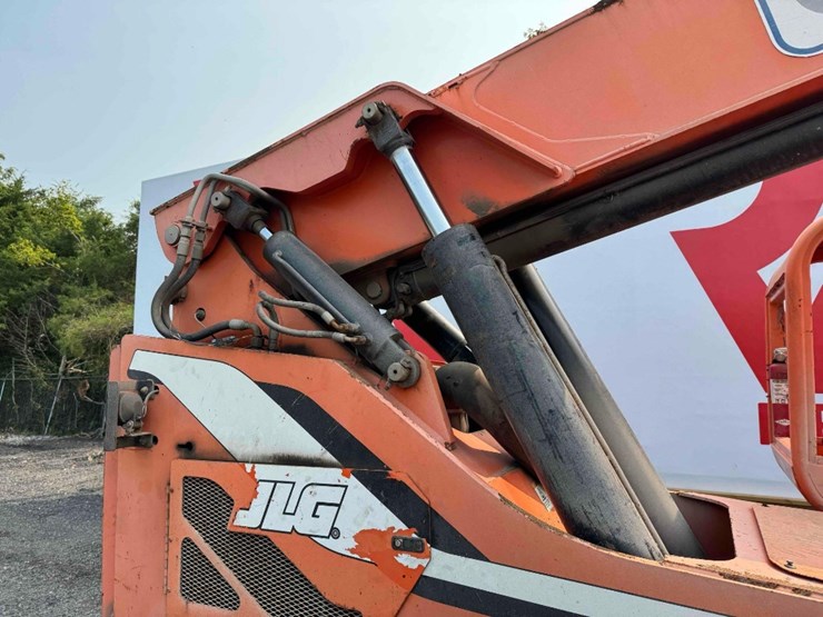 2013-jlg-8042-image-25