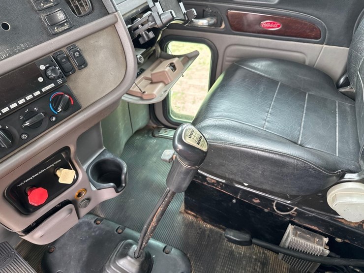 2013-peterbilt-388-image-29