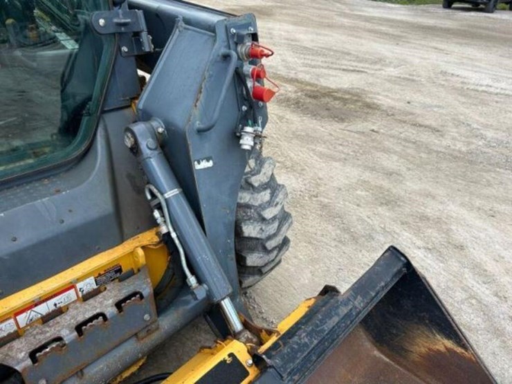2017-deere-320e-image-45