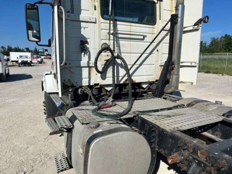 2013-volvo-t/a-hiway-tractor---day-cab-4v4nc9egxdn-image-35