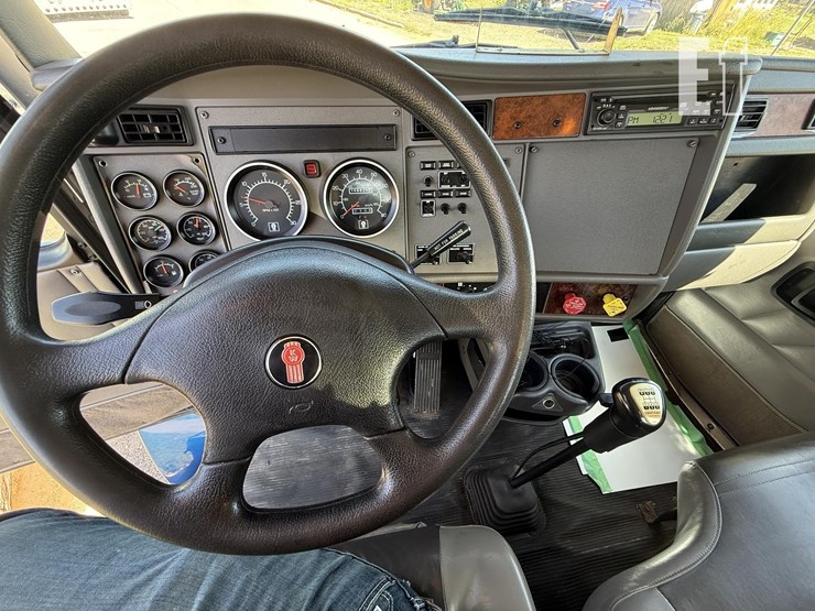2005-kenworth-t300-image-41