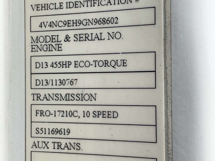 2016-volvo-day-cab-semi-image-8