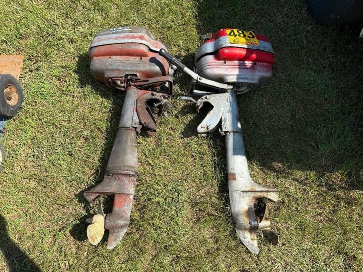 (2)-vintage-outboard-motors-image-1