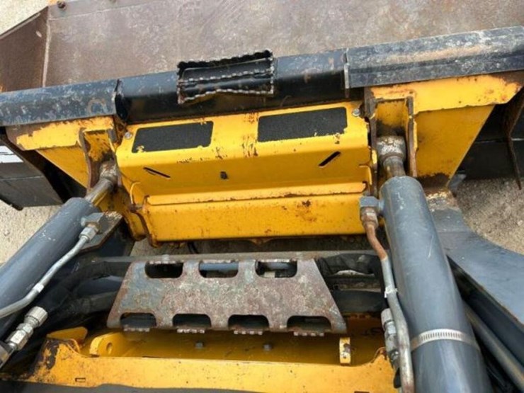 2017-deere-320e-image-44
