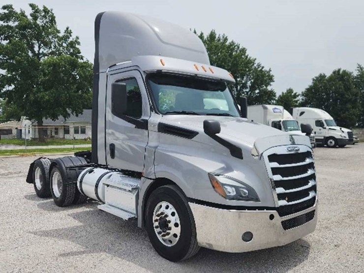 2021-freightliner-cascadia-126-image-1
