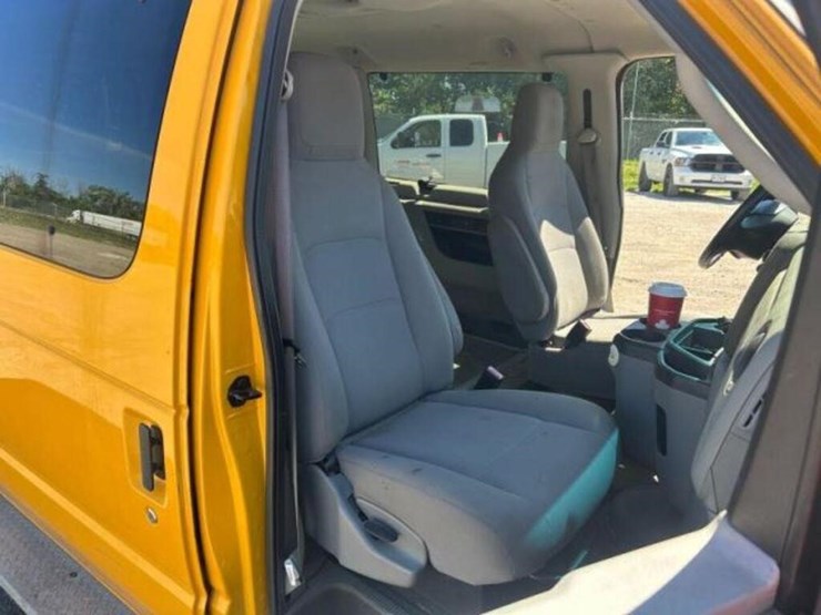 2010-ford-cargo-image-16