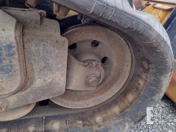 2015-deere-329e-image-32