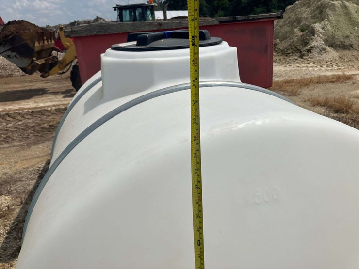 525-gallon-horizontal-poly-tank-with-straps-image-6