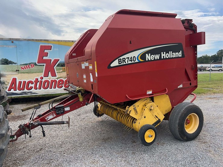 2005-new-holland-br740-image-4