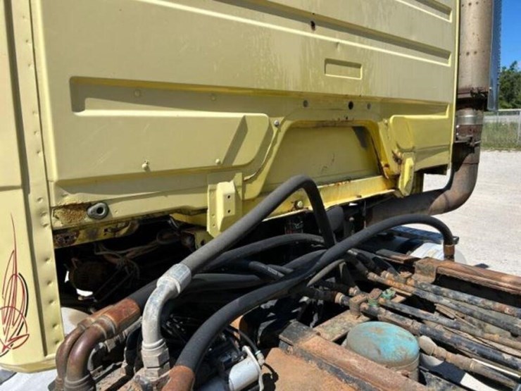 2002-freightliner-fl112-image-24