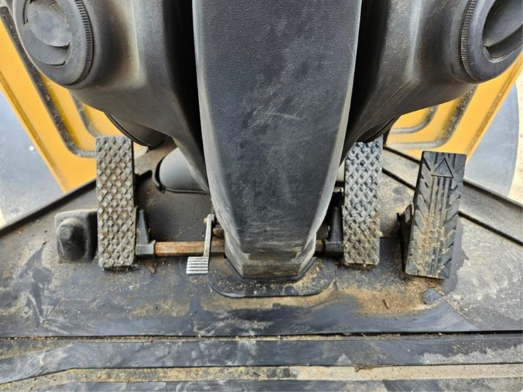 2012-deere-624k-image-48