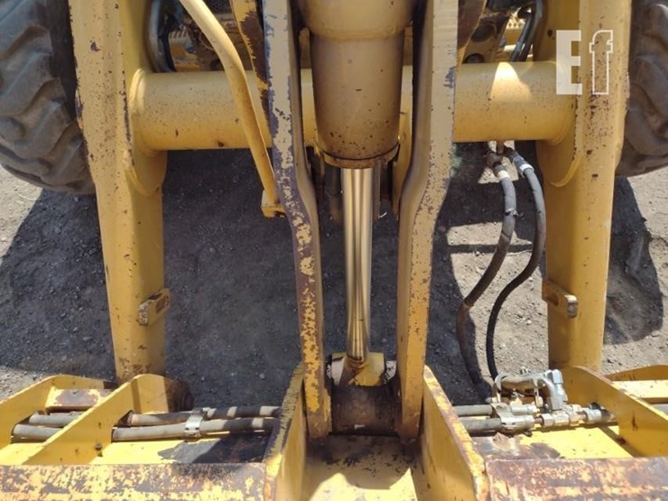 2004-caterpillar-420d-image-19
