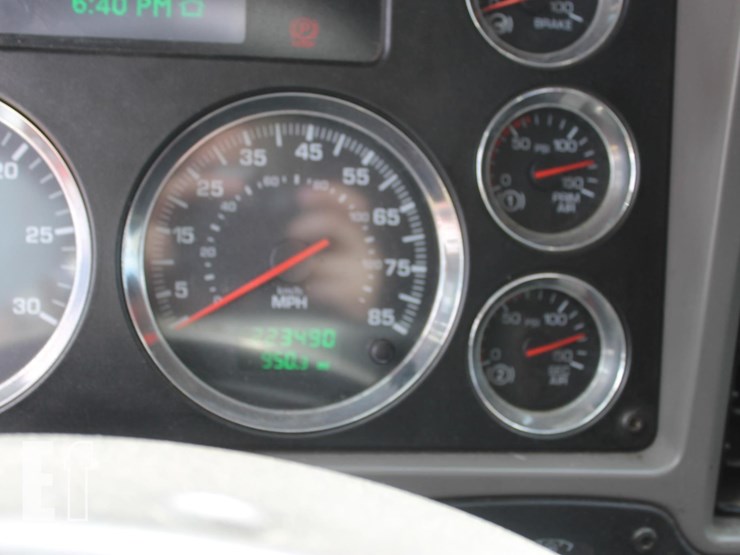 2011-kenworth-t700-image-12