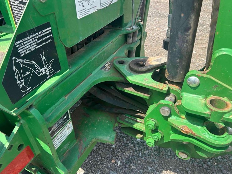 2021-john-deere-2032r-image-16