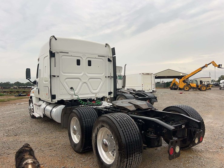 2014-freightliner-cascadia-t/a-sleeper-semi-truck-image-2