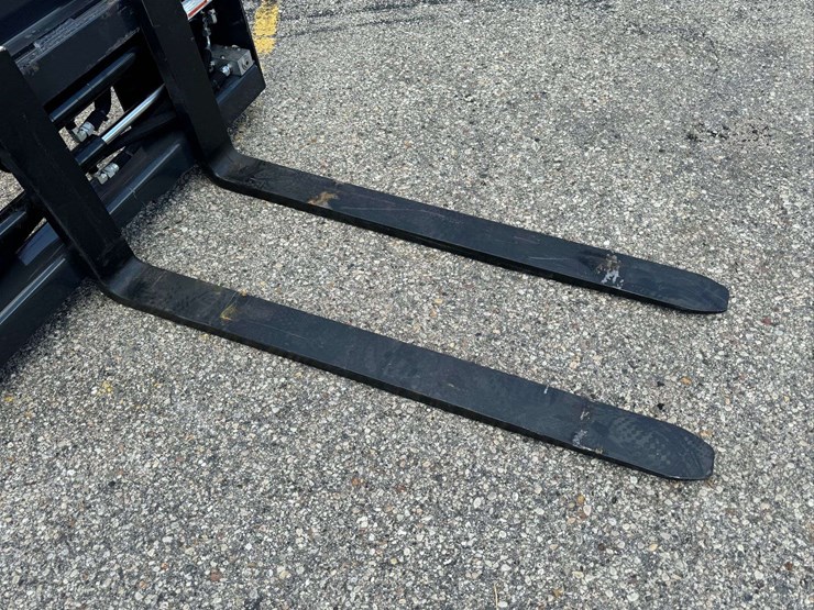 wolverine-skid-steer-pallet-forks,-48-in,-4000-lbs,-model-pfa-11-3300g-image-2