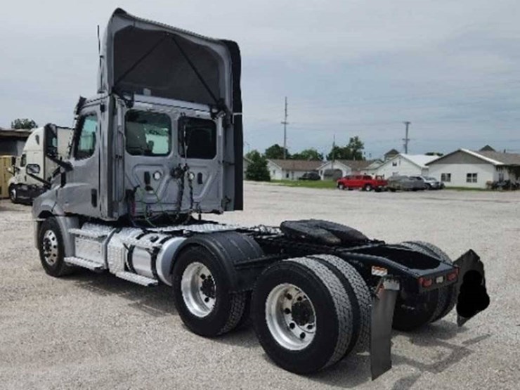 2021-freightliner-cascadia-126-image-2