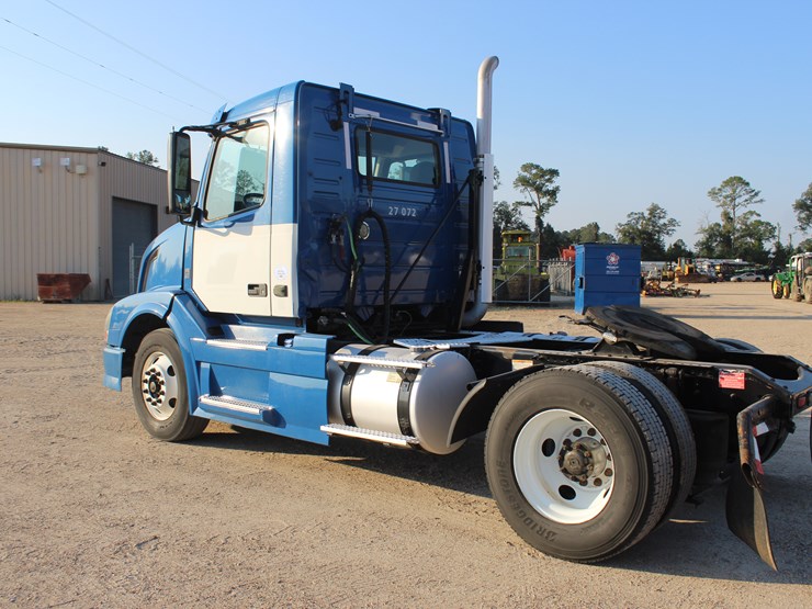 2015-volvo-vnl42t300-image-3