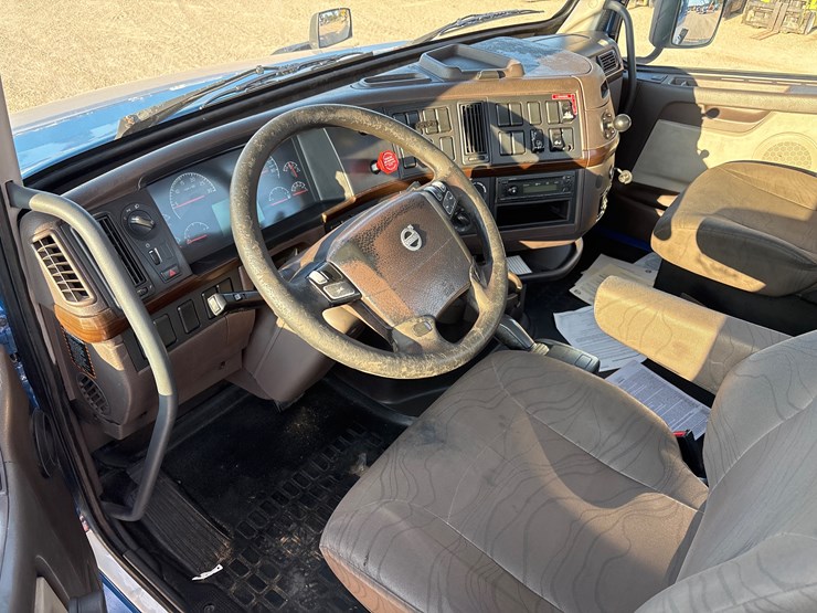 2015-volvo-vnl42t300-image-9