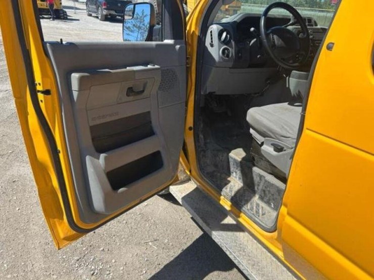 2010-ford-cargo-image-15