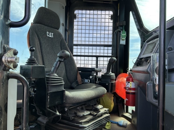 2019-caterpillar-555d-image-17
