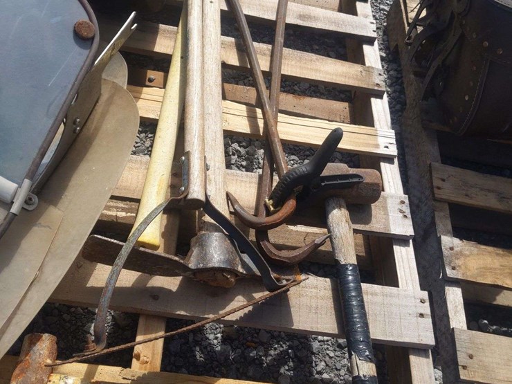 pallet-of-harley-davidson-parts-&-qty-(4)-harley-davidson-windshields,-king-tour-pak,-hand-tools-image-7