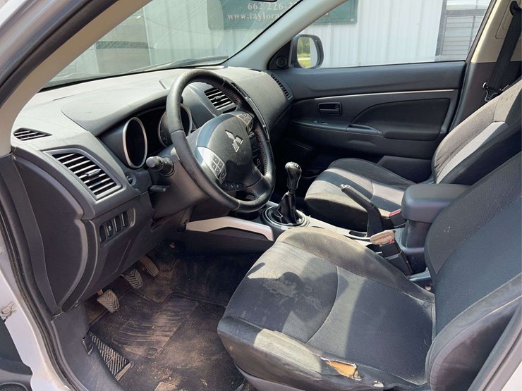 2012-mitsubishi-outlander-image-17