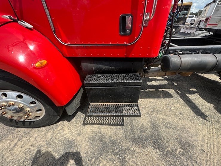2008-peterbilt-335-image-21