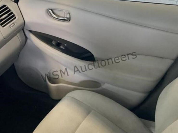 2014-nissan-leaf-sv-hatchback-image-21