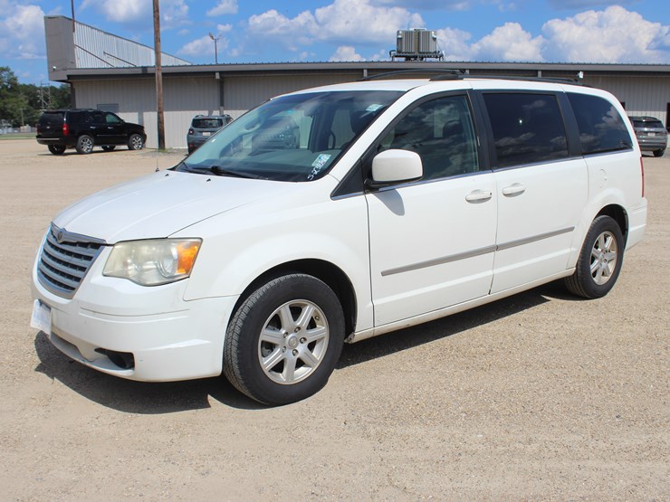 2010-chrysler-town-&-country-image-1