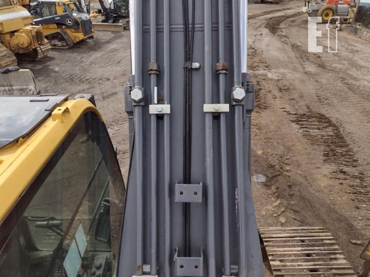 2021-deere-250g-lc-image-47
