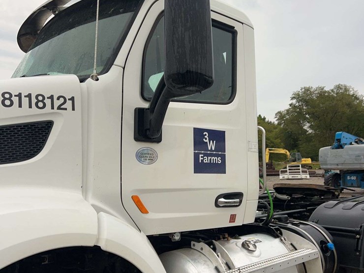2018-peterbilt-t/a-daycab-semi-truck-image-10