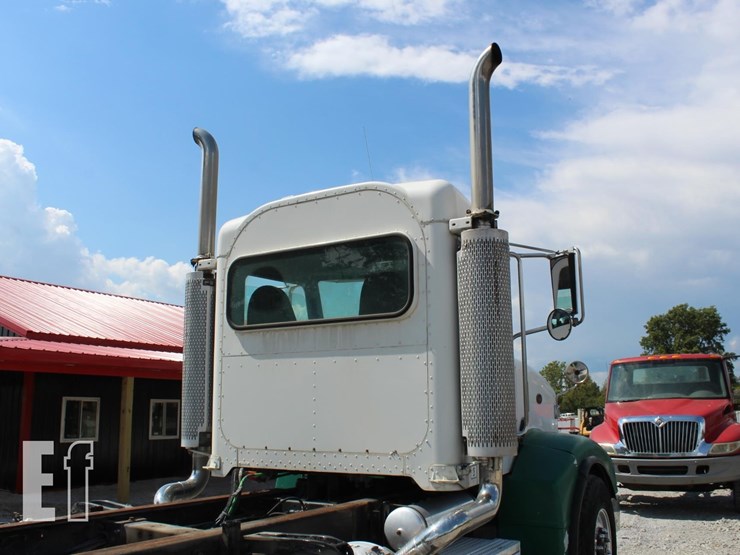 2005-peterbilt-385-image-12