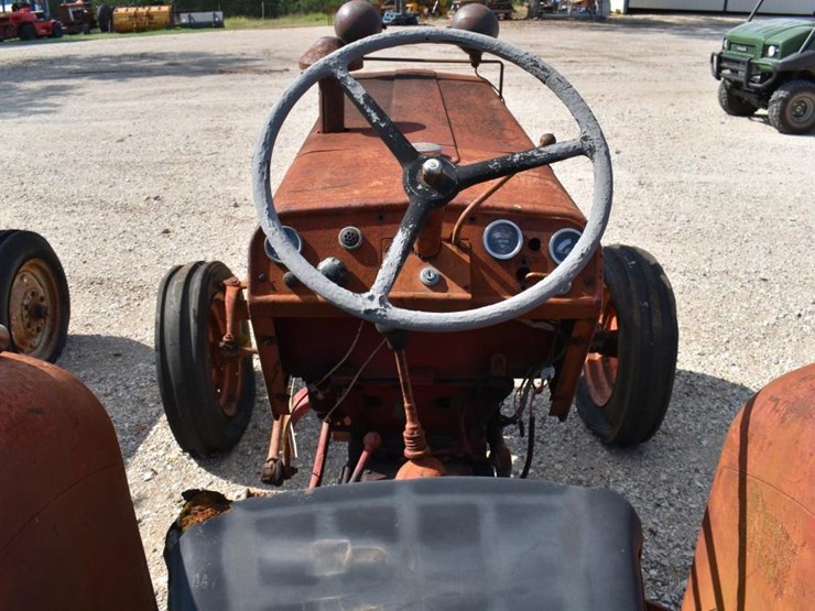 ih-mccormick-tractor-(parts)-(not-running)-(serial-#-18962)-(k)-image-7