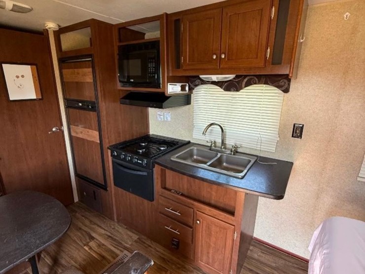 2015-lynx-by-heartland-prowler-camper-(20',-model-image-13
