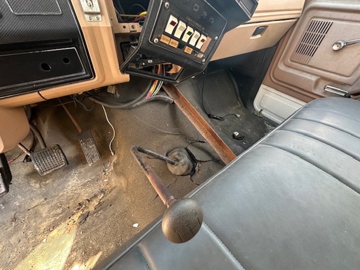 1983-ford-7000-image-39