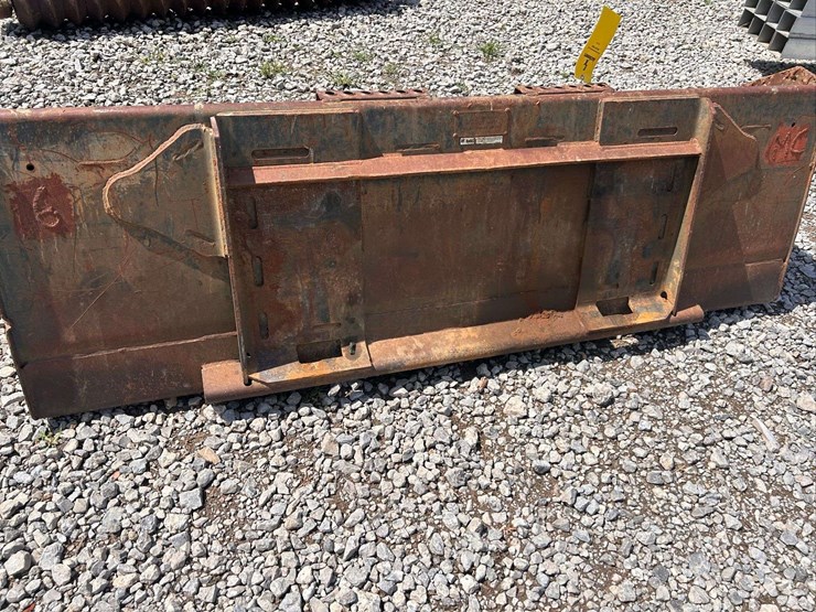 bobcat-80"-quick-attach-tooth-bucket-image-4