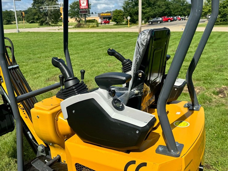 2025-cfg-industrial-mx12rx-mini-excavator-...-unused-image-9