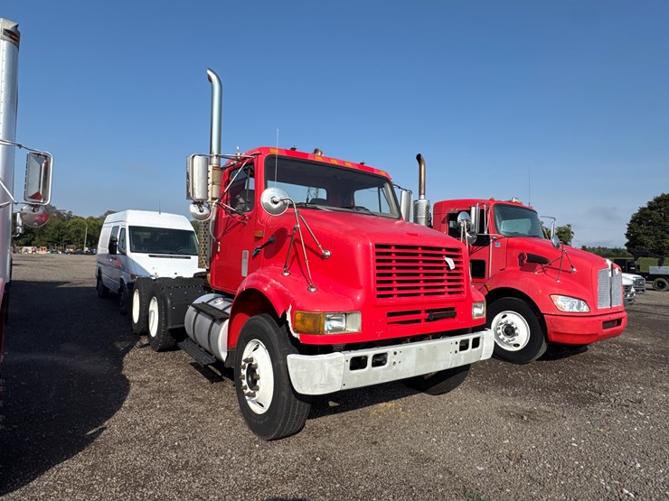 #44-•-2002-international-tandem-axle-road-tractor-image-1