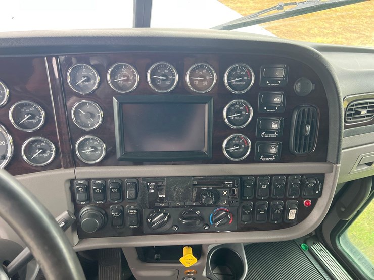 2019-peterbilt-389-image-33