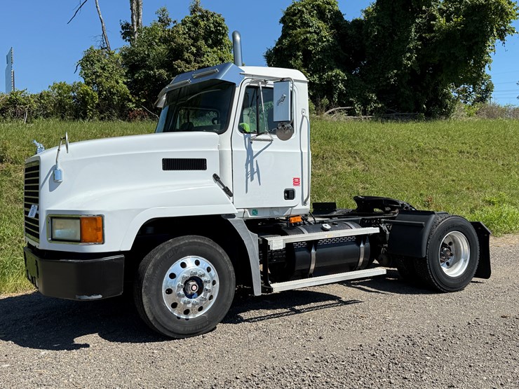 #24-•-2001-mack-single-axle-road-tractor-image-1