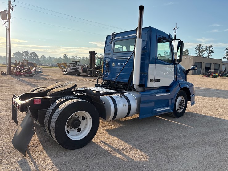 2015-volvo-vnl42t300-image-3