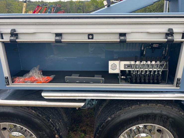 2019-peterbilt-389-image-10