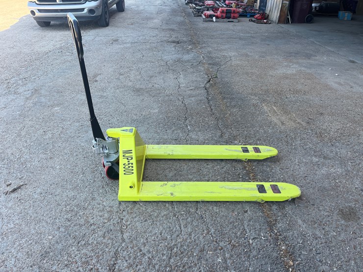 #42-•-mjp-5500-pallet-jack-image-3