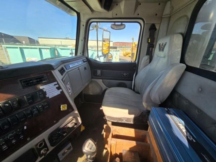 2014-western-star-4900sb-image-24