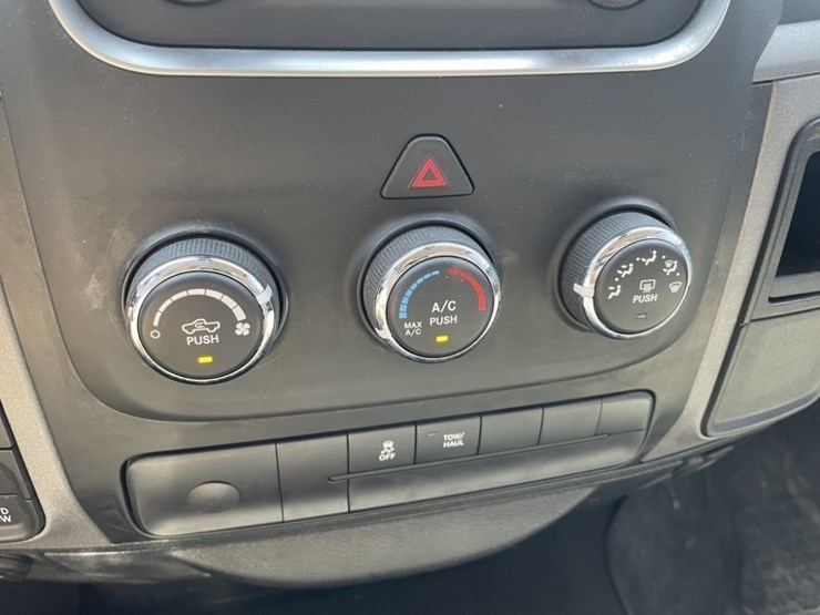 2017-dodge-ram-1500-crew-cab-4x4-pickup-image-31