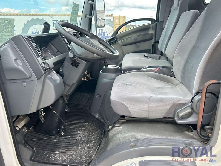 2016-isuzu-npr-image-12