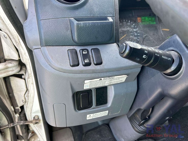 2013-mitsubishi-fuso-fec72w-image-16