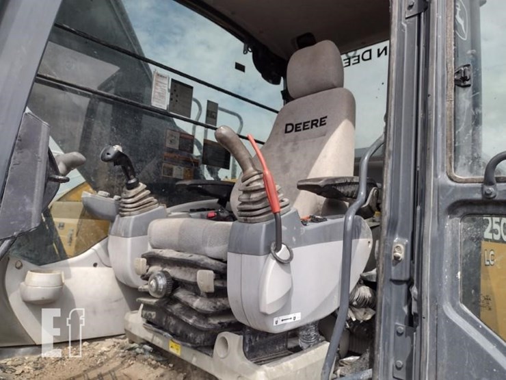 2021-deere-250g-lc-image-12