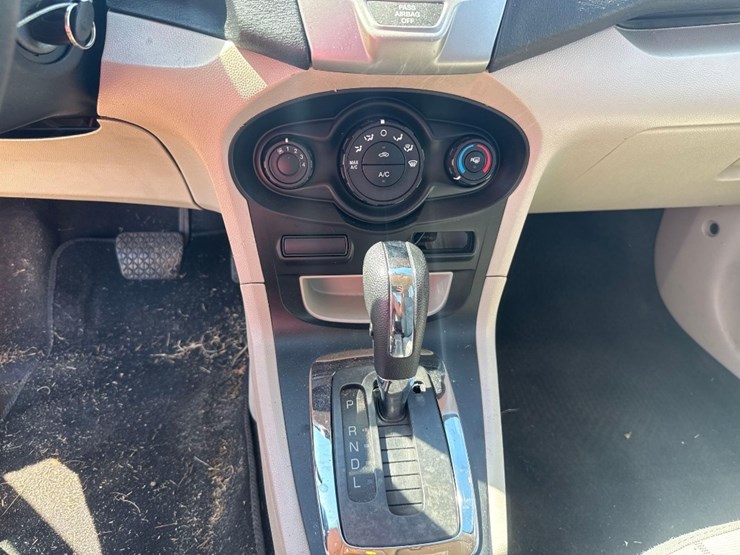 2011-ford-fiesta-se-car-image-27